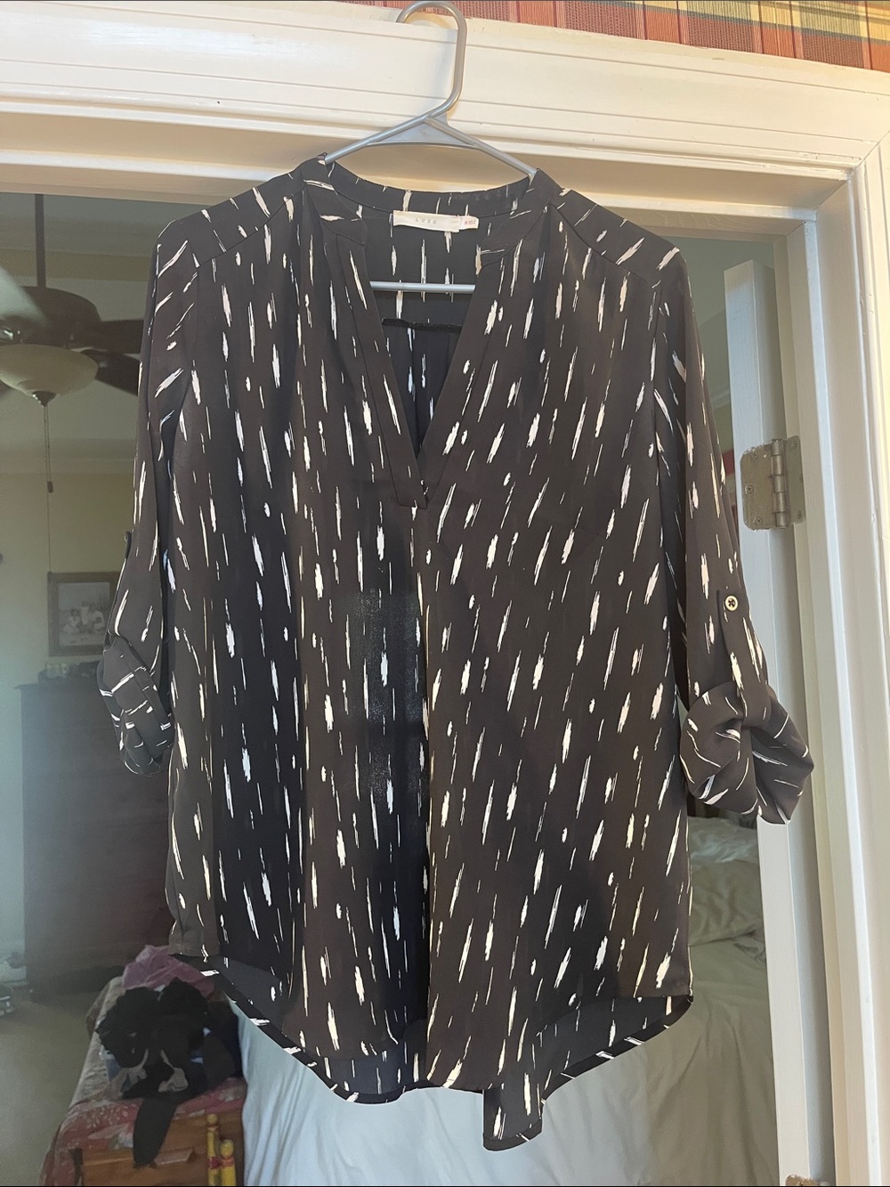 Lush Black & White Dash-Print Roll-Sleeve Blouse